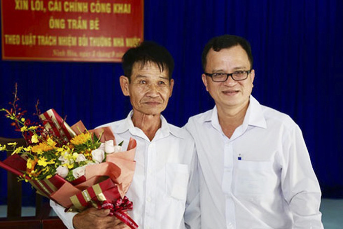 Ông Trần Bê (bìa trái) và luật sư trong buổi xin lỗi của Viện Kiểm sát nhân dân tỉnh do bị oan sai trong tố tụng hình sự.  Ảnh: N.V
