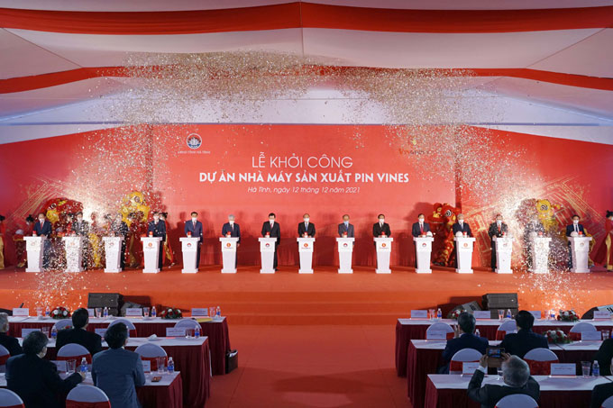 Các đại biểu bấm nút chính thức khởi công dự án Nhà máy Sản xuất Pin VinES tại Khu kinh tế Vũng Áng (Hà Tĩnh).