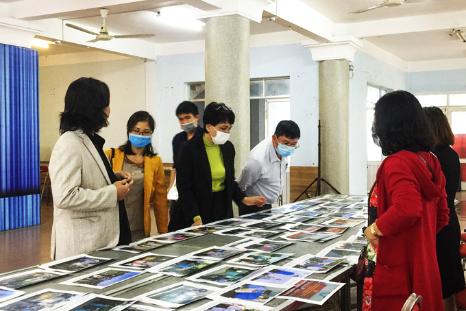 Selection council members selecting photos for the exhibition (Photo: Kim Thanh)