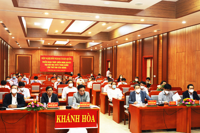 Các vị lãnh đạo tỉnh tham dự hội nghị tại điểm cầu Khánh Hòa