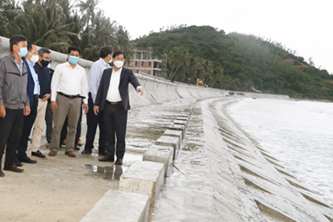 Lãnh đạo tỉnh kiểm tra kè chắn sóng biển Ninh Hải.