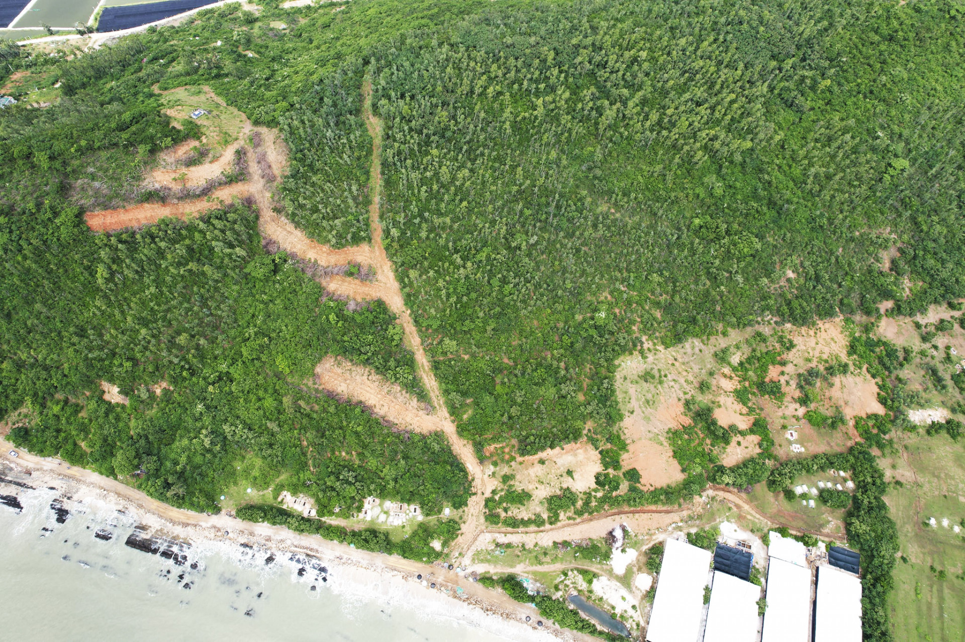 Một khu vực diễn ra tình trạng khai thác khoáng sản trái phép ở mũi Dù - núi Cấm (phường Ninh Hải). Ảnh: MINH NGỌC