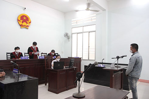 Bị đánh vì đòi khoản nợ của mẹ