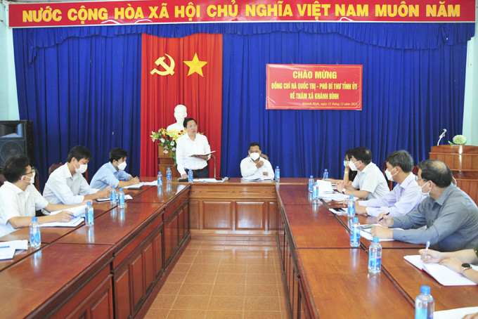 Ông Hà Quốc Trị làm việc với Đảng ủy xã Khánh Bình.