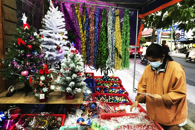Khách hàng chọn mua phụ kiện trang trí Giáng sinh tại một cửa hàng trên đường Nguyễn Trãi.
