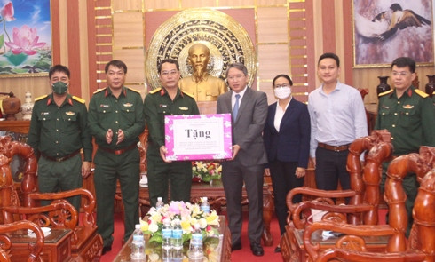 Ông Nguyễn Hải Ninh tặng quà cho Bộ CHQS tỉnh.