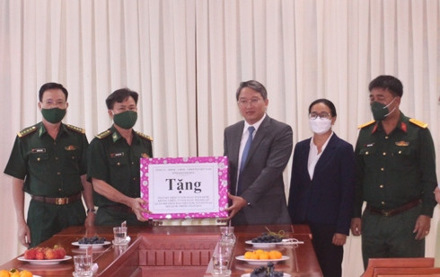 Ông Nguyễn Hải Ninh tặng quà cho Bộ Chỉ huy Bộ đội Biên phòng tỉnh.