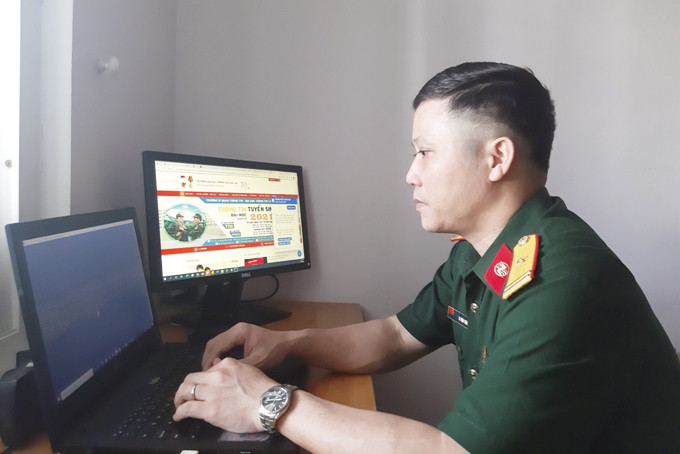 Thiếu tá Tạ Văn Thành đăng nhập vào phần mềm tự học.