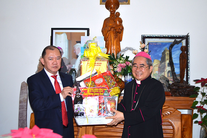 Ông Nguyễn Anh Tuấn tặng quà cho đại diện Tòa Giám mục Nha Trang.