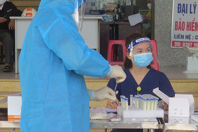 Từ 7 giờ đến 17 giờ ngày 18-12, Khánh Hòa ghi nhận thêm 406 ca dương tính với SARS-CoV-2