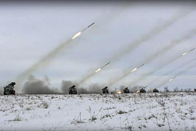 Các bệ phóng tên lửa trên xe tải của Nga trong cuộc tập trận gần Orenburg. Ảnh: EPA