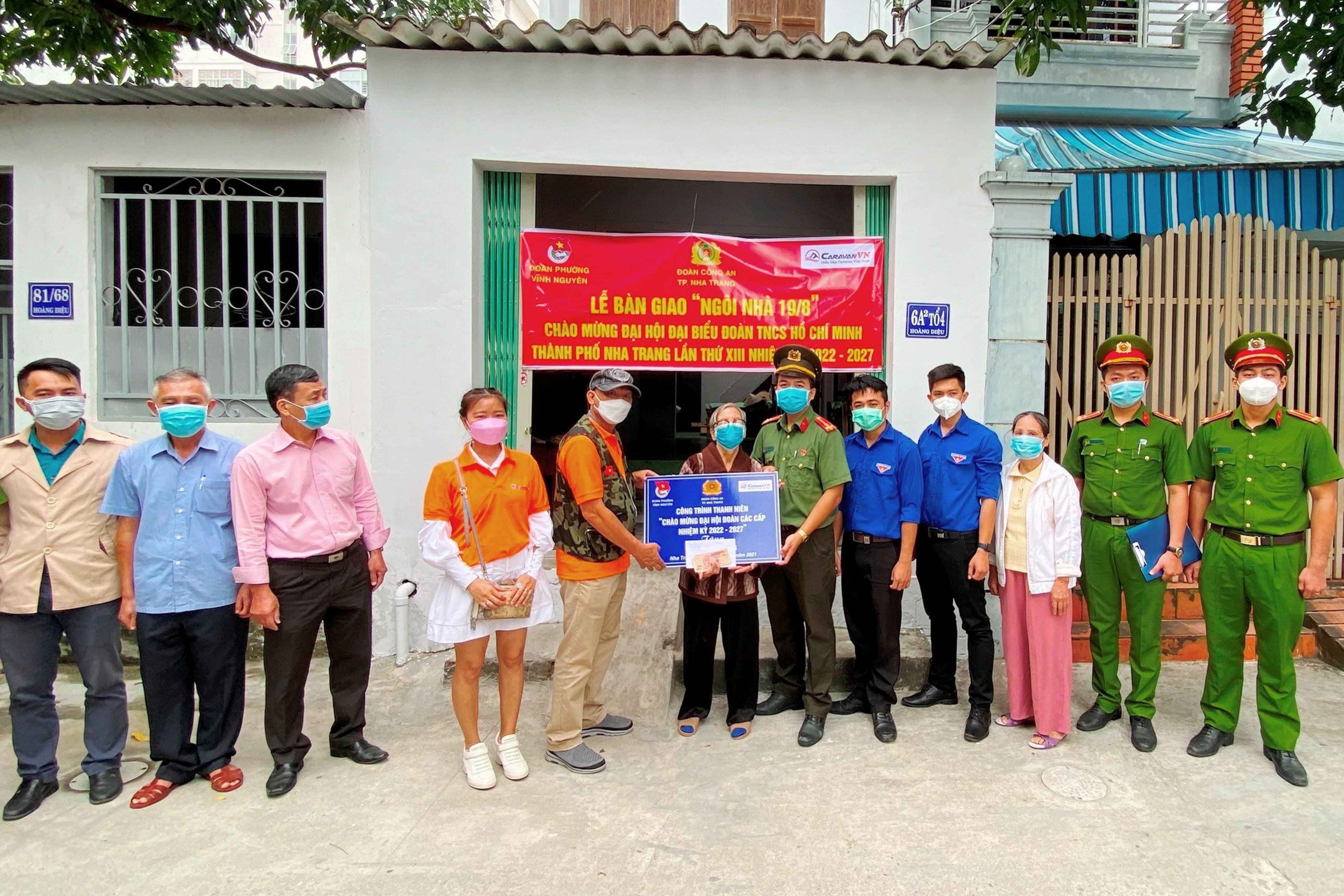 Trao nhà và các phần quà trị giá 130 triệu đồng cho người dân, học sinh khó khăn