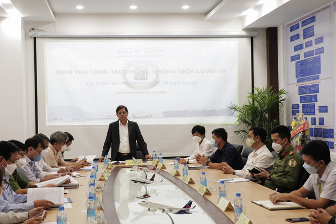 Đồng chí Nguyễn Tấn Tuân phát biểu chỉ đạo tại cuộc họp với Cảng Hàng không quốc tế Cam Ranh.