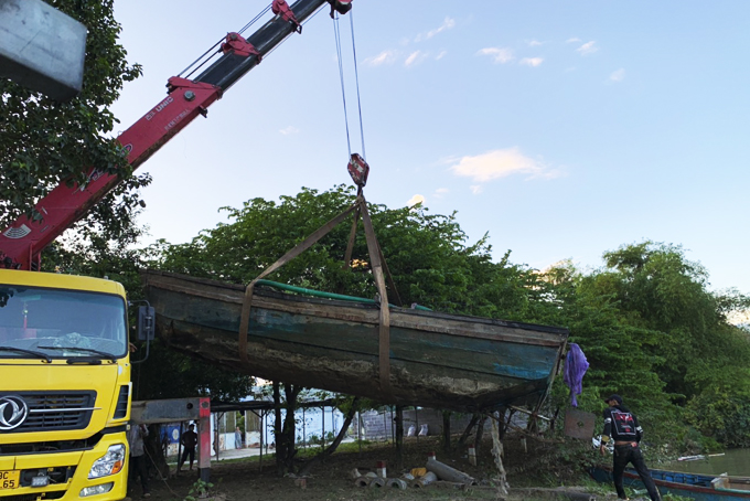 Bắt 2 ghe hút cát trái phép trên sông Cái