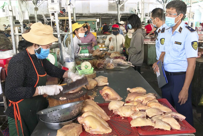 Lực lượng quản lý thị trường kiểm tra mặt hàng thực phẩm  tại chợ Phương Sơn, TP. Nha Trang. 