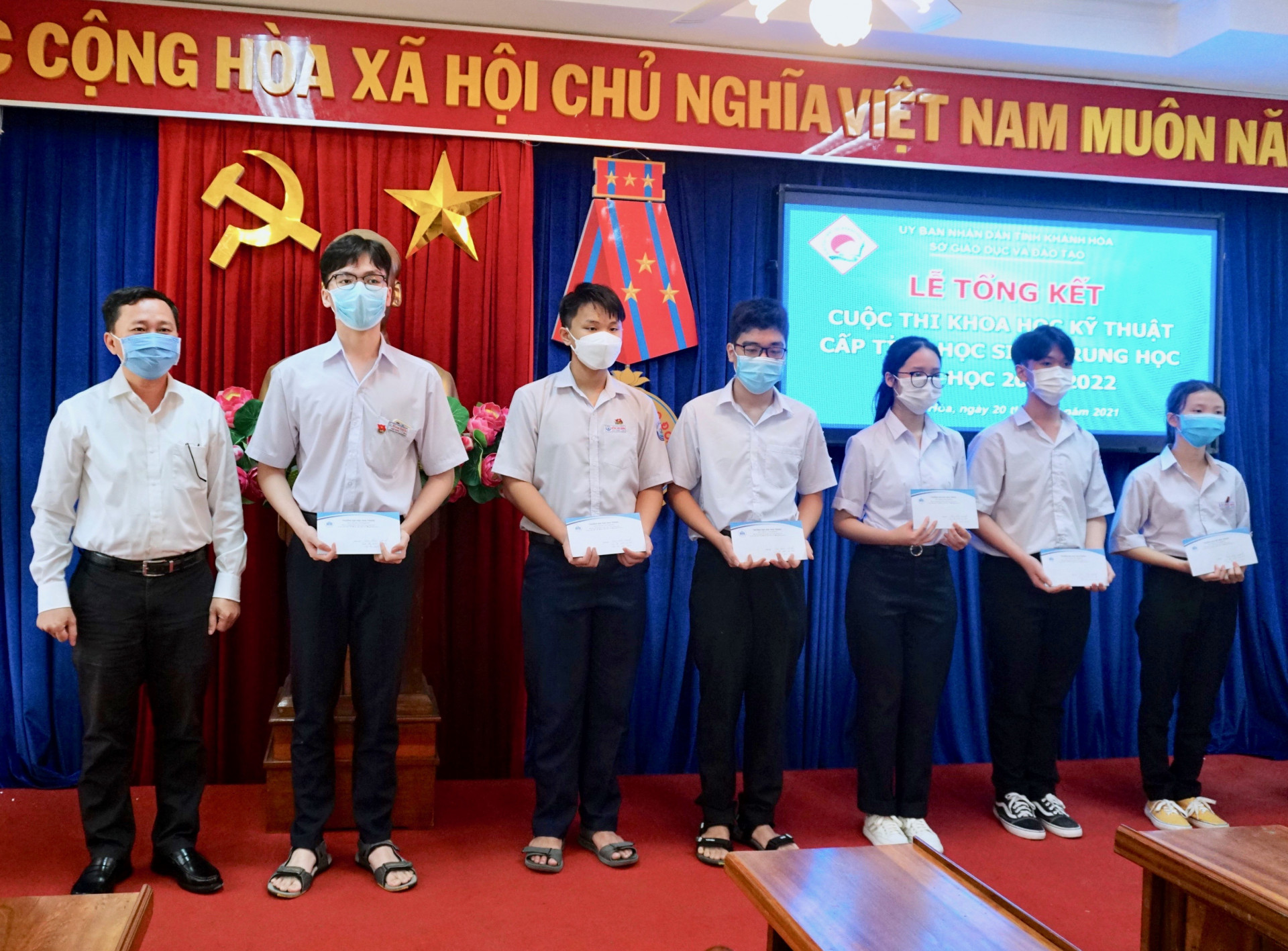 Lãnh đạo Trường Đại học Nha Trang trao phần thưởng cho các học sinh có dự án đạt giải nhất.