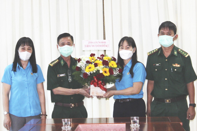 Bà Nguyễn Thị Hằng thăm, chúc mừng Bộ Chỉ huy Bộ đội Biên phòng tỉnh.