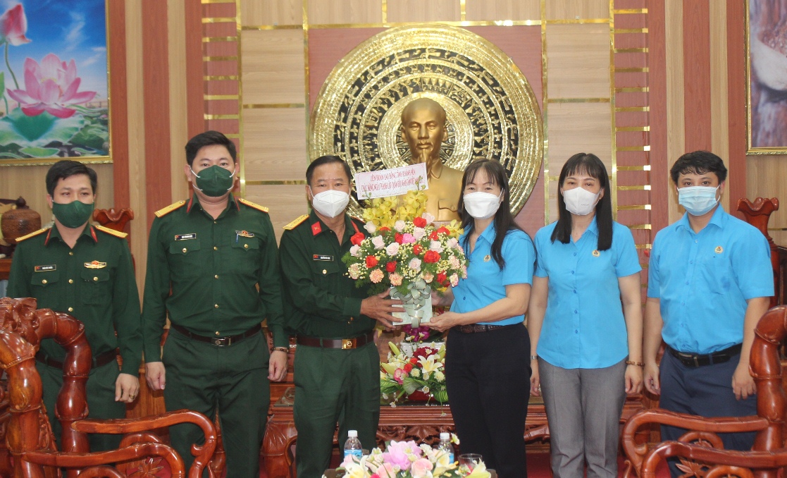 Bà Nguyễn Thị Hằng thăm, chúc mừng tại Bộ Chỉ huy Quân sự tỉnh.