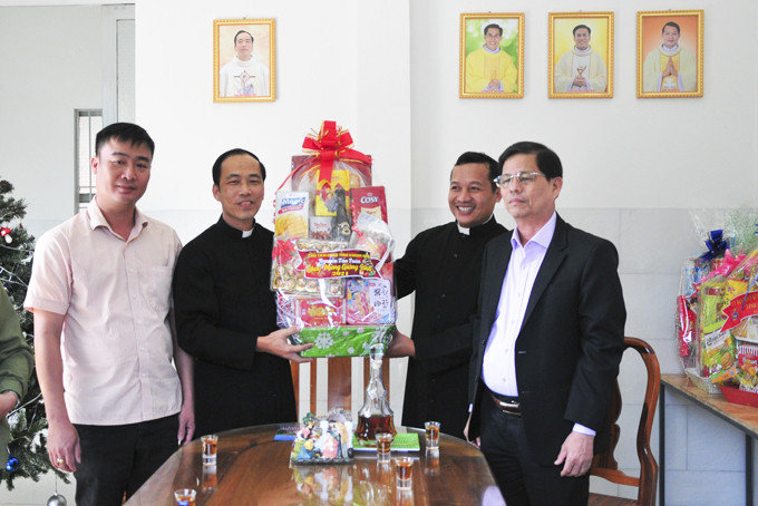 Đồng chí Nguyễn Tấn Tuân tặng quà chúc mừng lễ Giáng sinh tại Nhà thờ Khánh Sơn.