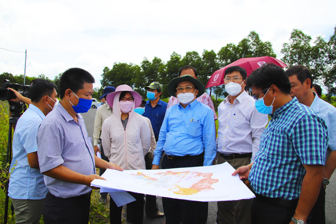 Leadership of Khanh Hoa Province surveying proposed location of new industrial zone