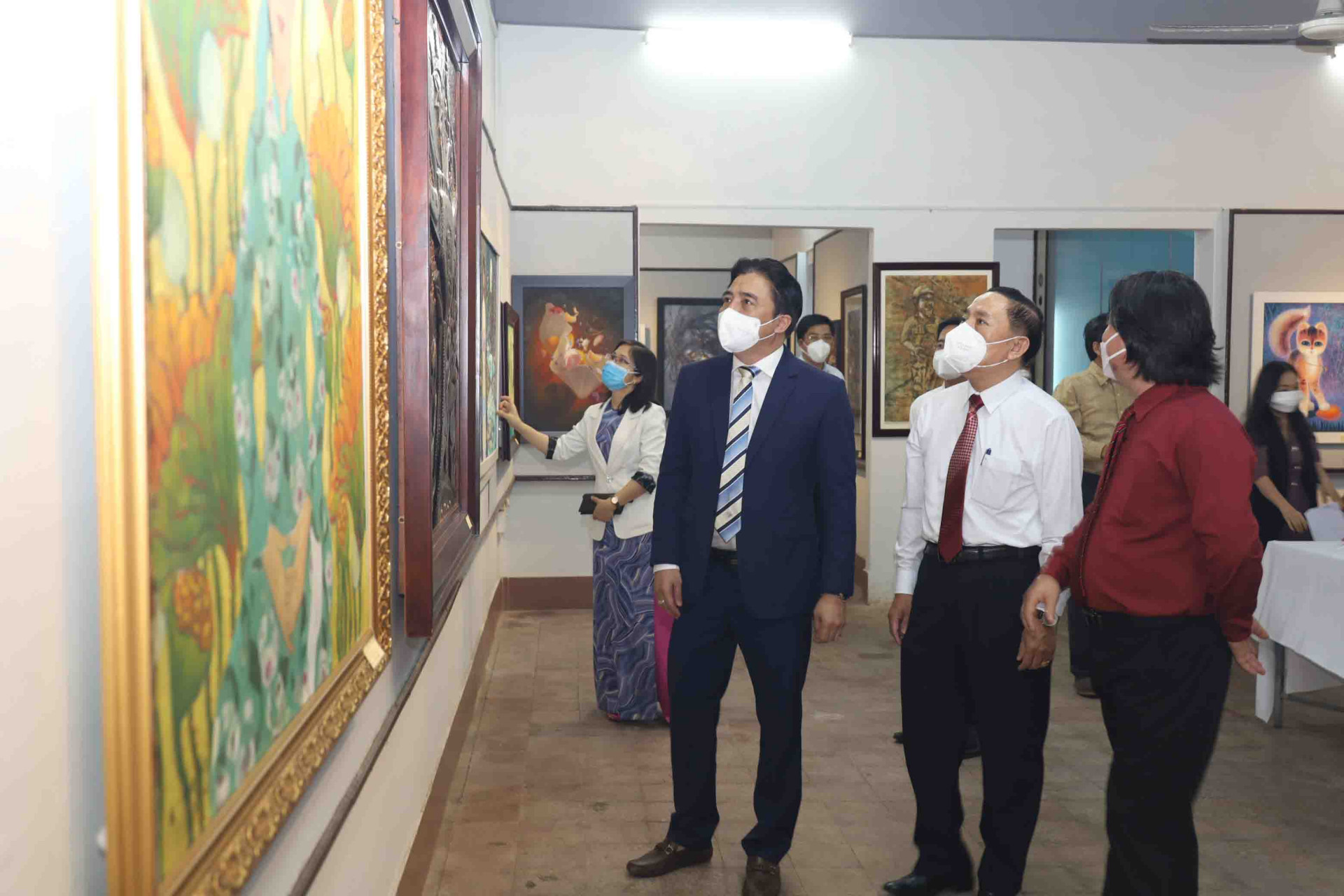 Ông Nguyễn Khắc Toàn và các đại biểu tham quan triển lãm. 