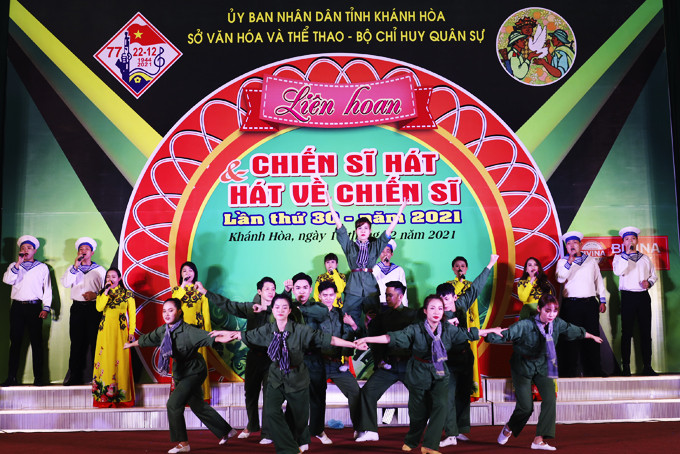 Performance of Cam Ranh City public art team