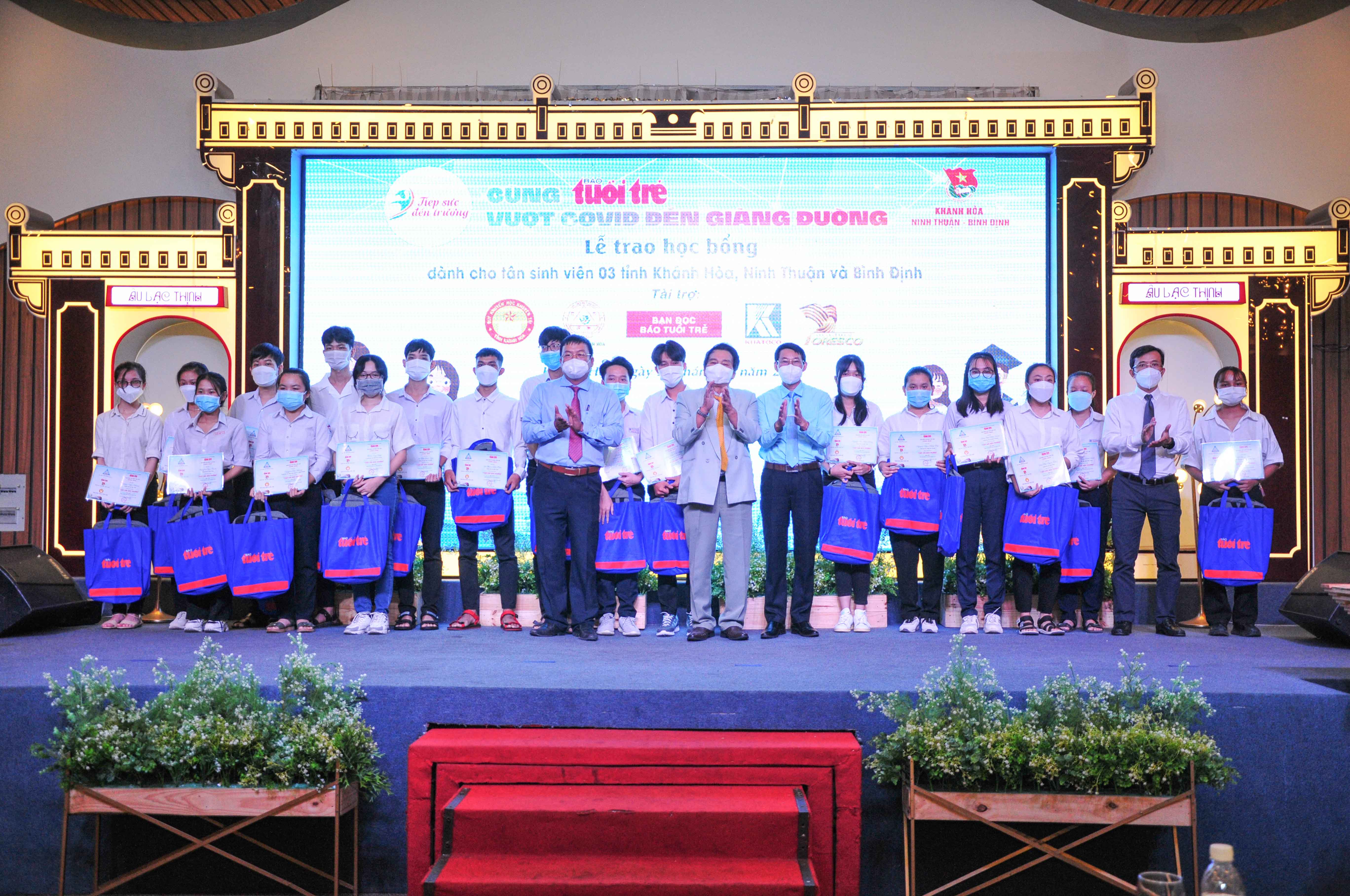 Trao 77 suất học bổng &quot;Tiếp sức đến trường&quot; cho tân sinh viên vượt khó