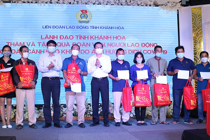 Liên đoàn Lao động tỉnh trao 79 suất hỗ trợ cho người lao động có hoàn cảnh khó khăn