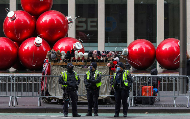 Cảnh sát New York gác trên Đại lộ số 6, ngày 19/12. (Ảnh: Reuters)