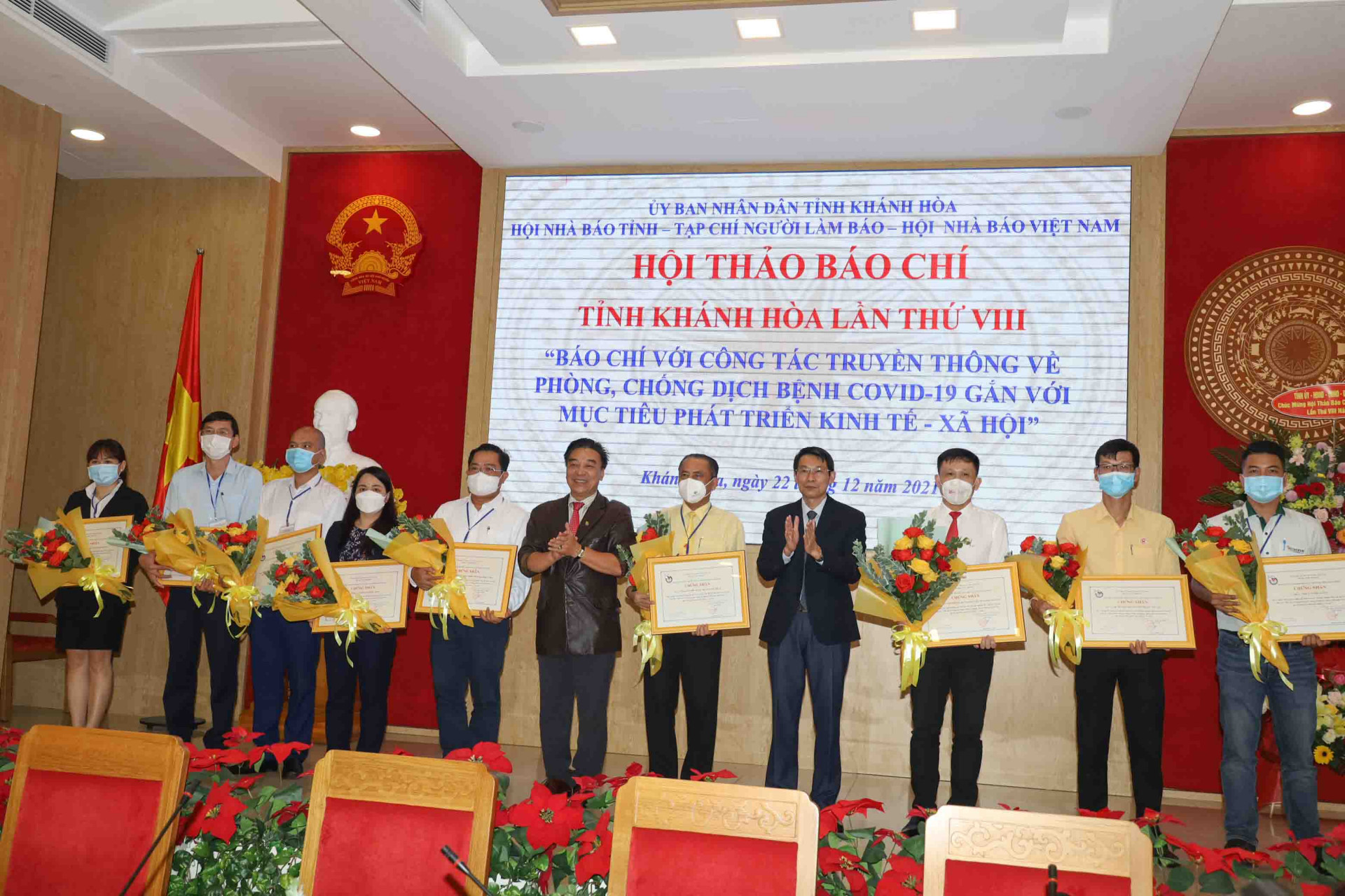 Lãnh đạo UBND tỉnh Khánh Hòa và Hội Nhà báo tỉnh Khánh Hòa tri ân các doanh nghiệp đồng hành cùng hội thảo. 