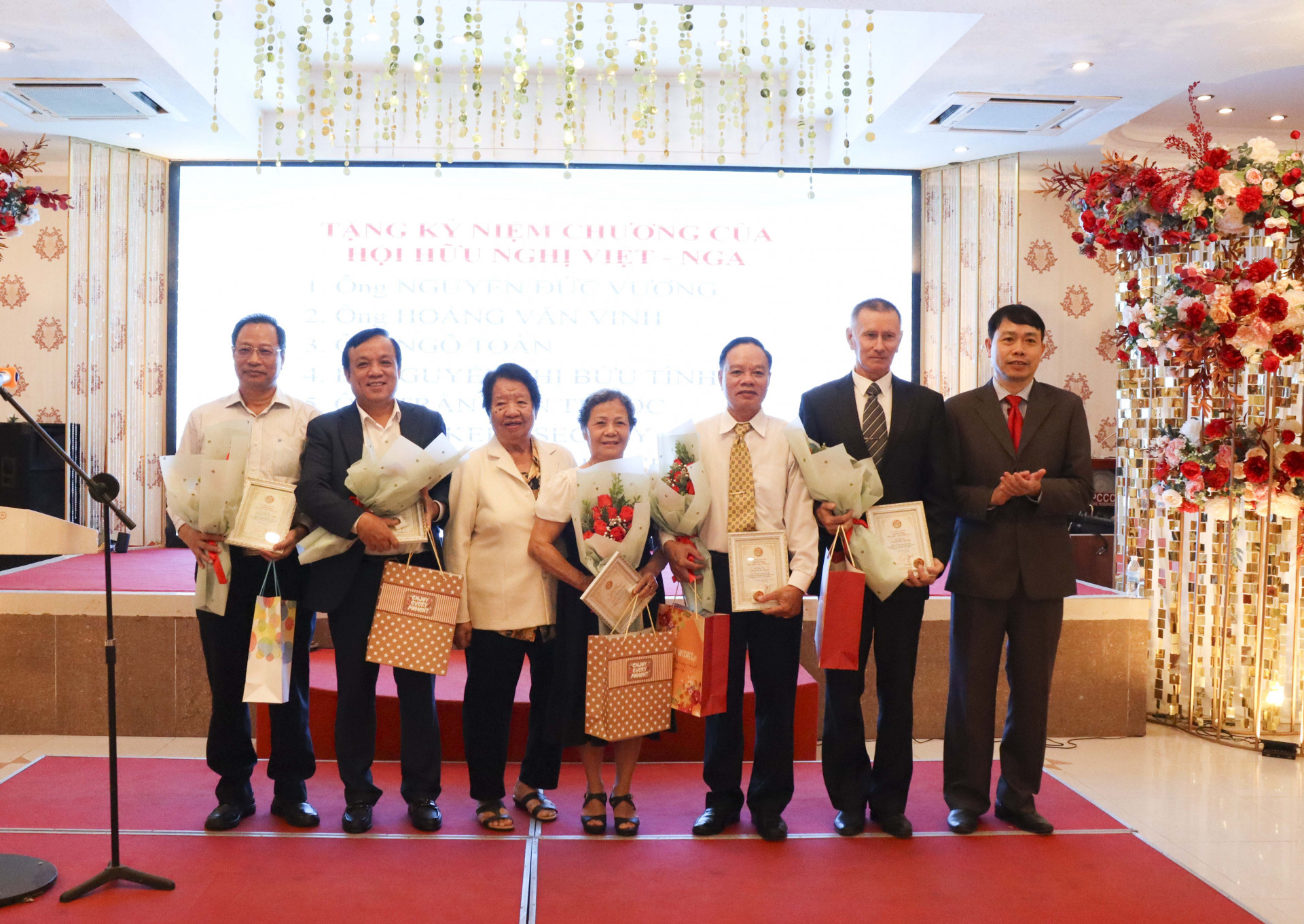 Lãnh đạo Liên hiệp các tổ chức hữu nghị tỉnh Khánh Hòa và đại diện Hội hữu nghị Việt Nam - Liên bang Nga trao kỷ niệm chương cho các cá nhân có nhiều đóng góp cho công tác hội