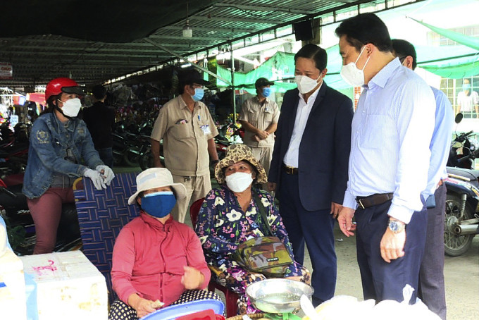 Đồng chí Nguyễn Khắc Toàn kiểm tra công tác phòng, chống dịch ở chợ Thành (Diên Khánh)