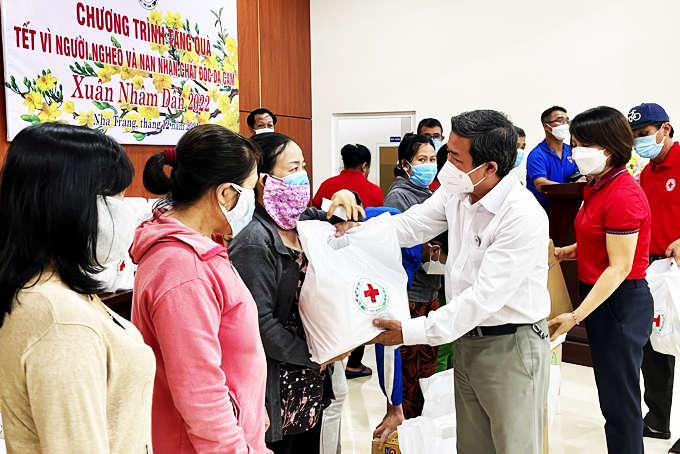 Hội Chữ thập đỏ phường Phương Sơn: Tặng 100 phần quà cho người dân khó khăn