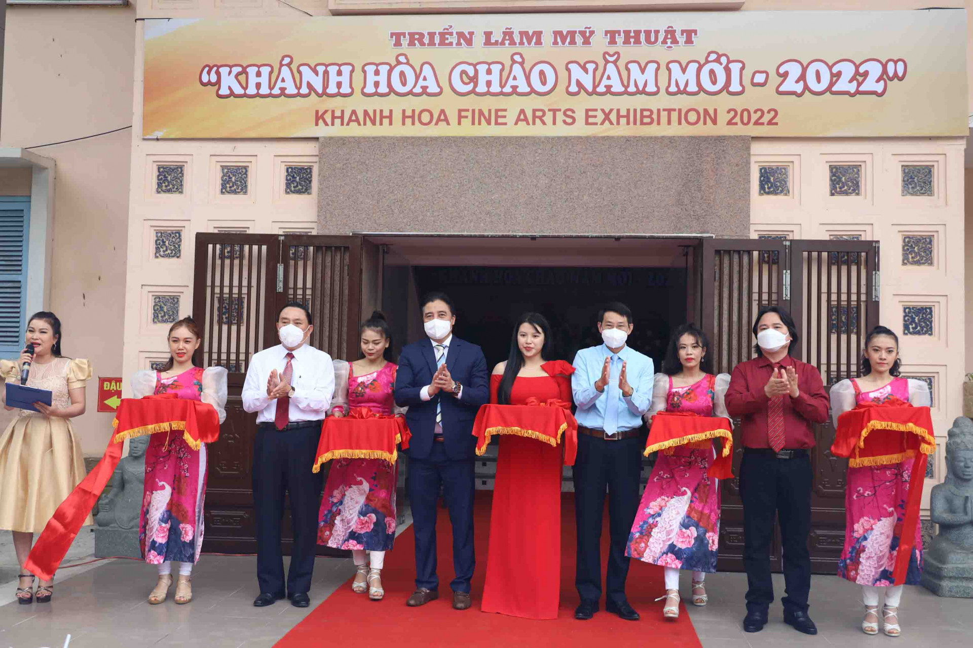 Leadership of Khanh Hoa province and representatives of the organization committee cutting ribbon to open the exhibition