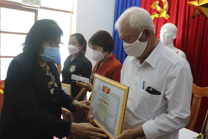 Bà Trần Thị Thanh Mai - Phó Chủ tịch Hội Khuyến học tỉnh (bìa trái) trao giấy khen cho tập thể, cá nhân có nhiều thành tích của hội. 