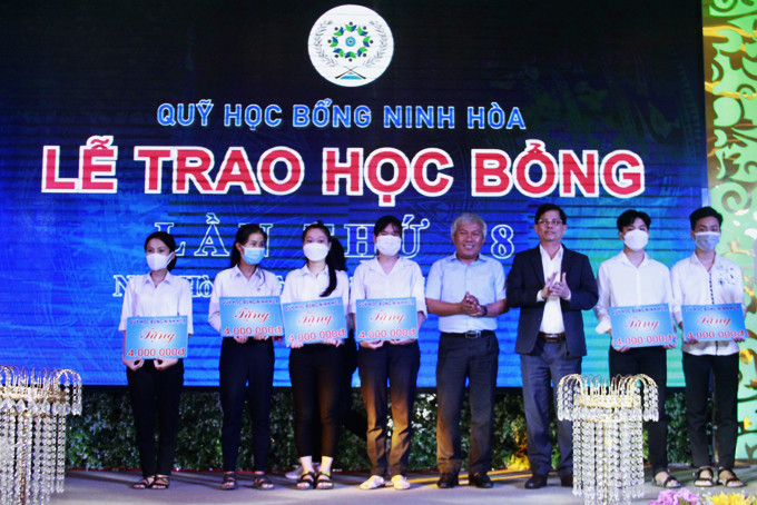 Ông Nguyễn Tấn Tuân trao học bổng cho các sinh viên  có hoàn cảnh khó khăn hiếu học.