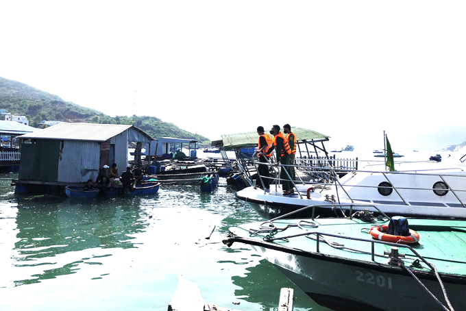 Đồn Biên phòng Bình Ba: Giúp nhân dân khắc phục hậu quả mưa bão