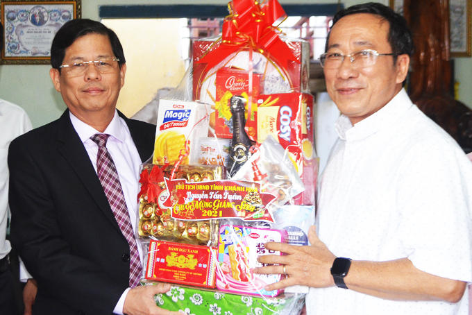 Provincial leader's Christmas visit to Phu Sa Parish