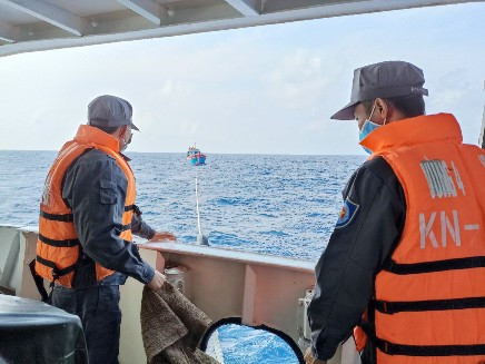 Tàu KN 416 lai kéo tàu cá gặp nạn về đảo Sơn Ca để khắc phục sự cố.