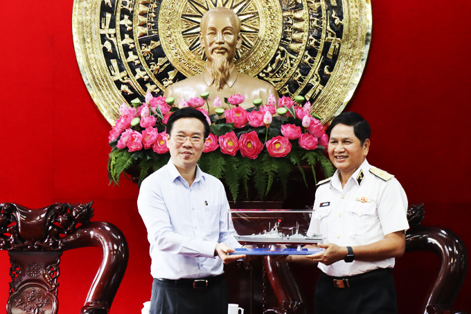 Lãnh đạo Vùng 4 Hải quân trao quà lưu niệm (mô hình tàu hộ vệ tên lửa 016 - Quang Trung) cho đồng chí Võ Văn Thưởng.