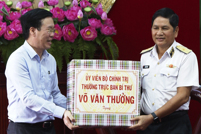 Ông Võ Văn Thưởng tặng quà cho cán bộ, chiến sĩ Vùng 4 Hải quân.