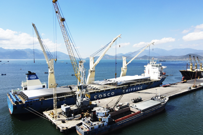 Hoạt động sản xuất tại Cảng Cam Ranh.