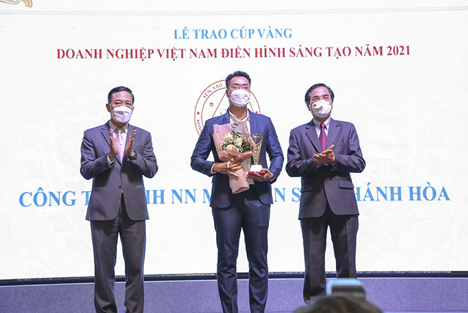Đại diện Công ty TNHH Nhà nước Một thành viên Yến sào Khánh Hòa nhận danh hiệu Top 10 doanh nghiệp Việt Nam điển hình sáng tạo năm 2021.