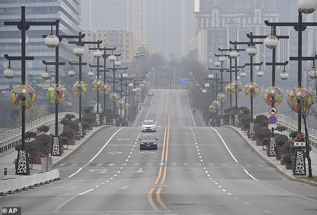Một con đường vắng vẻ ở Tây An thuộc tỉnh Thiểm Tây, Trung Quốc, ngày 23/12. Ảnh: AP