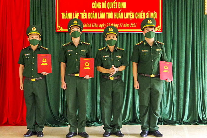 Đại tá Trần Quốc Toản - Chỉ huy trưởng Bộ đội Biên phòng tỉnh trao quyết định bổ nhiệm cho Ban Chỉ huy tiểu đoàn.