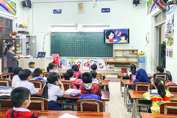 Liên đội Trường Tiểu học Phương Sài tuyên truyền kỹ năng phòng, chống tai nạn thương tích, đuối nước cho học sinh.