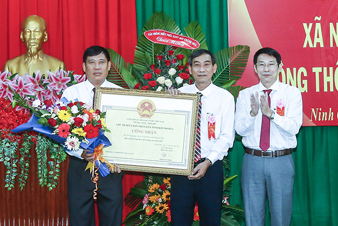 Xã Ninh Quang đón nhận bằng công nhận đạt chuẩn nông thôn mới.
