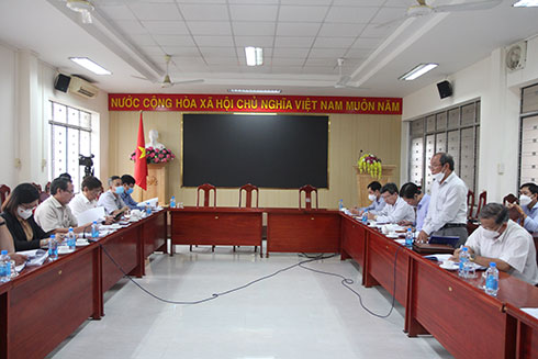 Lãnh đạo huyện Diên Khánh báo cáo đoàn giám sát.