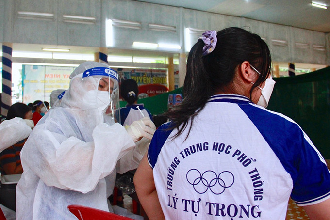 Tiêm vắc xin cho học sinh THPT tại Nha Trang