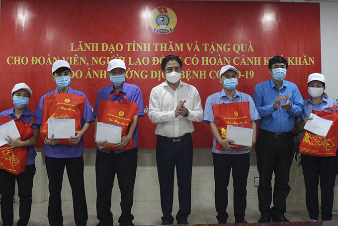 Ông Nguyễn Khắc Toàn và lãnh đạo Liên đoàn Lao động tỉnh trao quà cho người lao động các đơn vị của Tổng Công ty Khánh Việt.